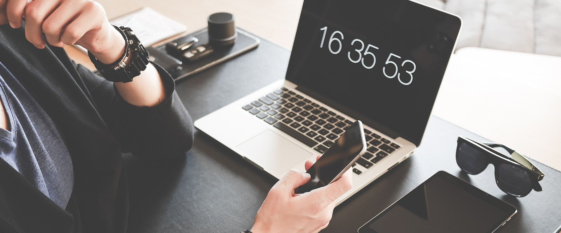 travail de gestion sur un bureau avec un ordinateur